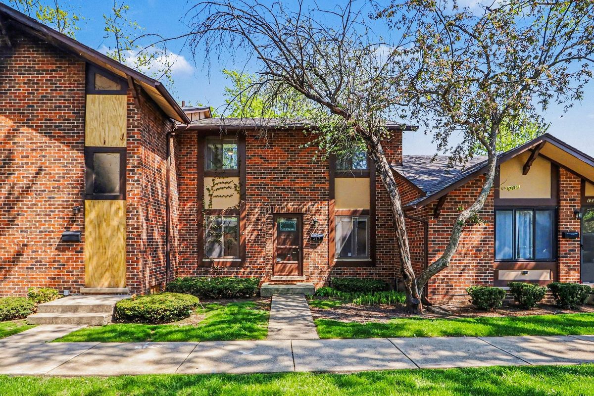 1S217 Stratford Lane, Villa Park, IL 60181