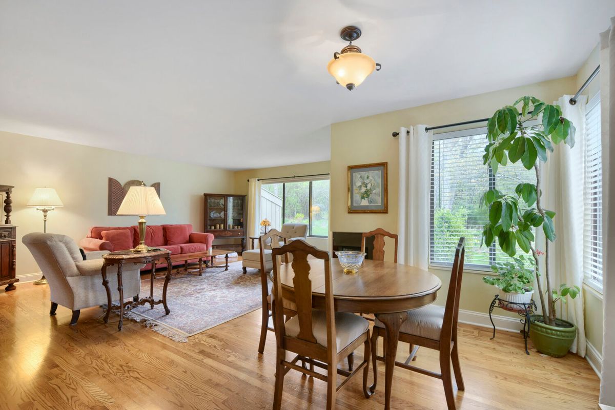 561 Old Barn Road, Lake Barrington, IL 60010