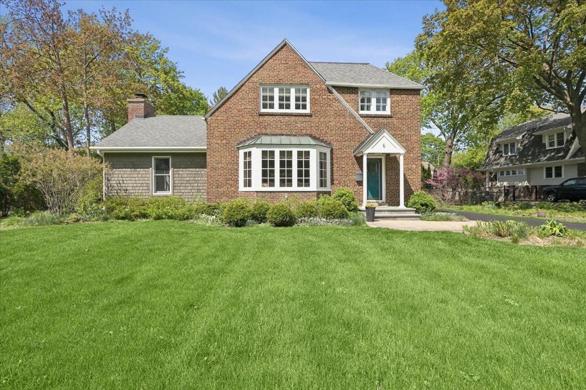 6 Witchwood Lane, Lake Bluff, IL 60044