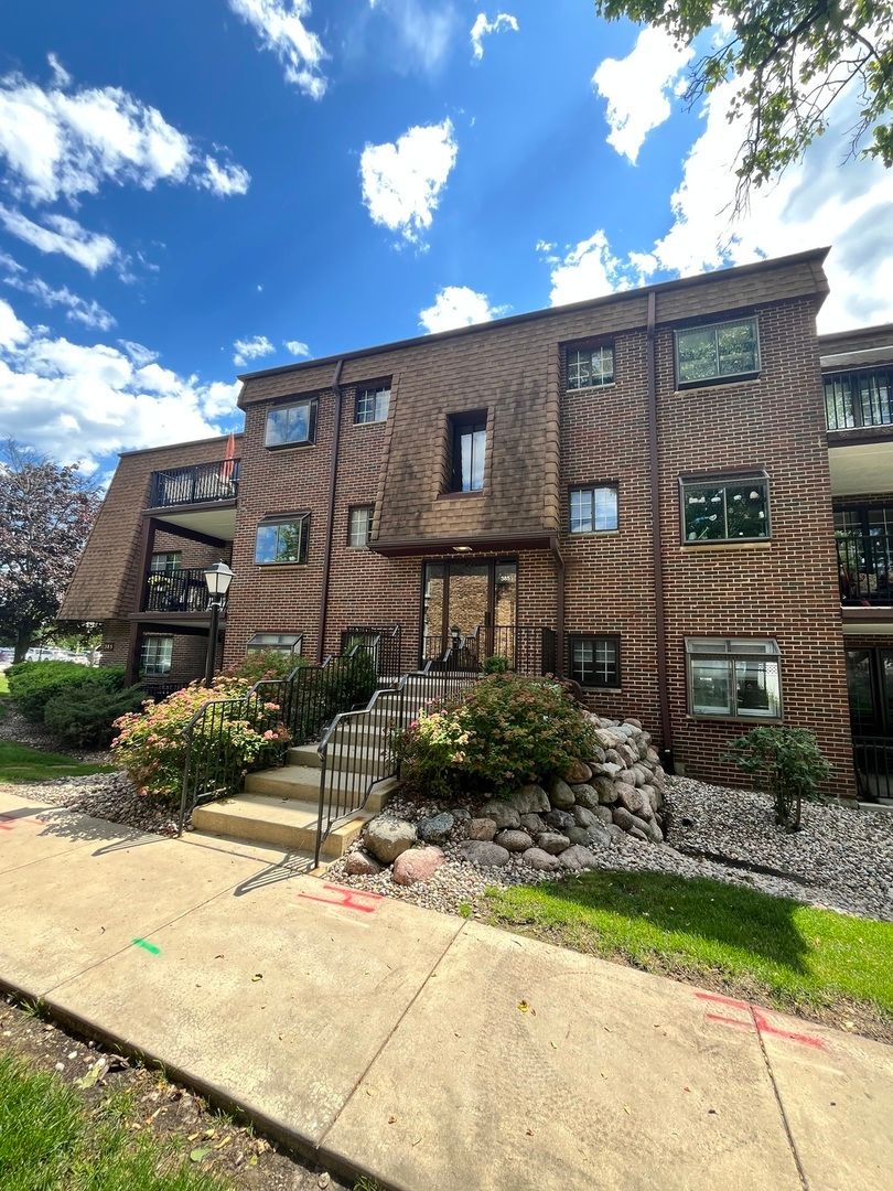 385 Duane Street #304 — Glen Ellyn, IL 60137