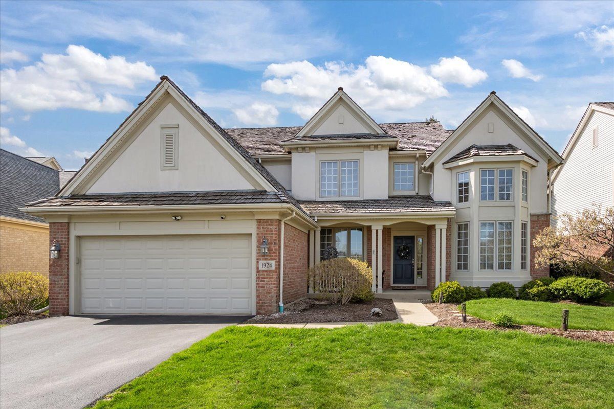 1924 Wyndham Circle, Glenview, IL 60025
