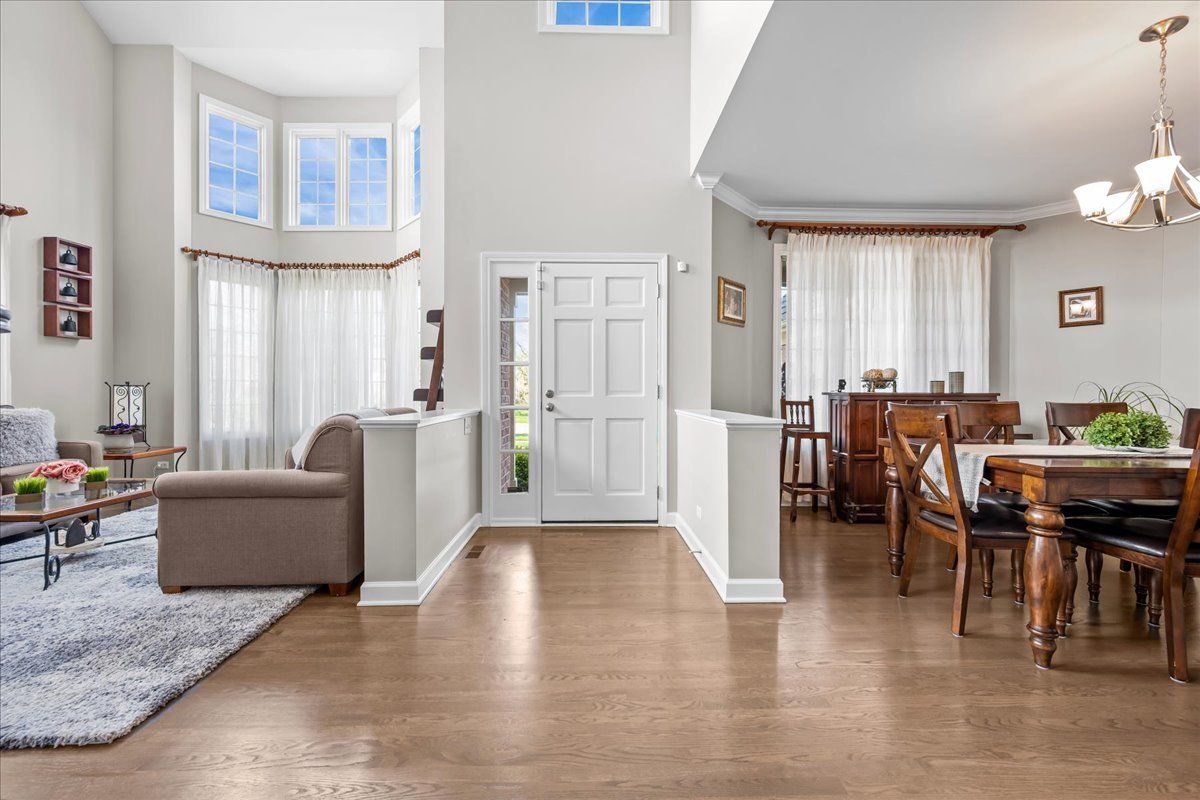 1924 Wyndham Circle, Glenview, IL 60025