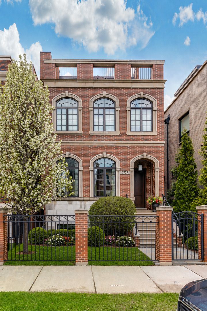 2726 N LAKEWOOD Avenue — Chicago, IL 60614