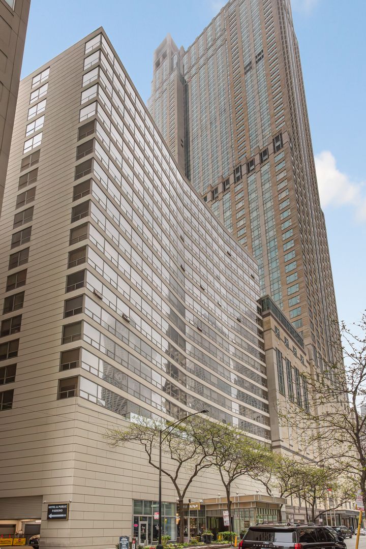 110 E Delaware Place #401 — Chicago, IL 60611