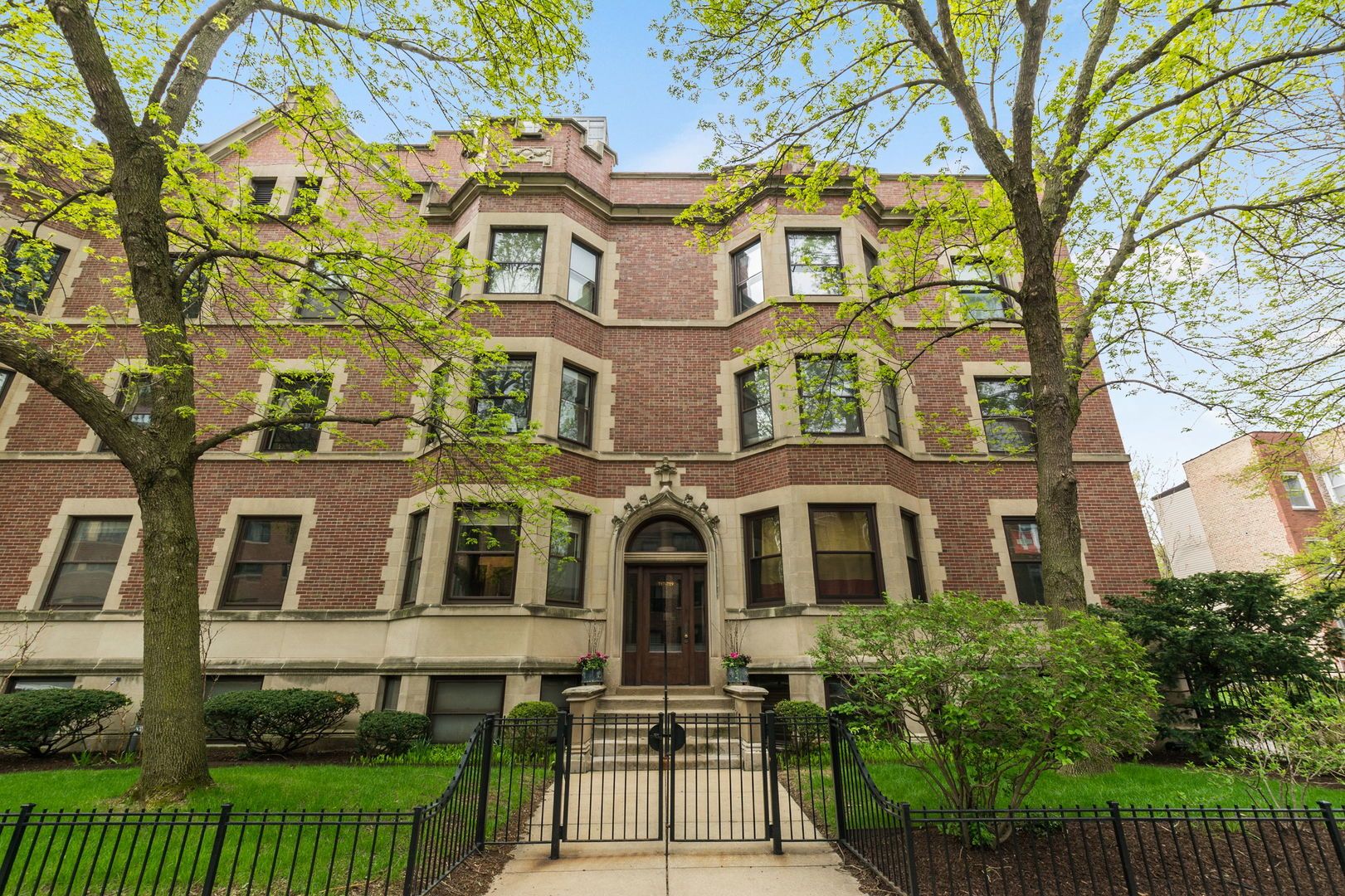 717 W Bittersweet Place #L1 — Chicago, IL 60613