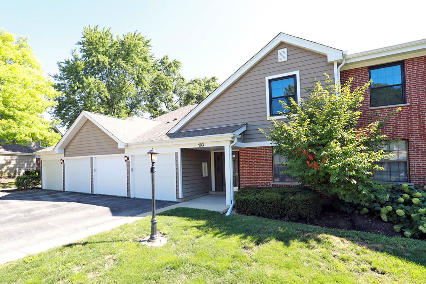 103 Burr Oak Lane — Schaumburg, IL 60193