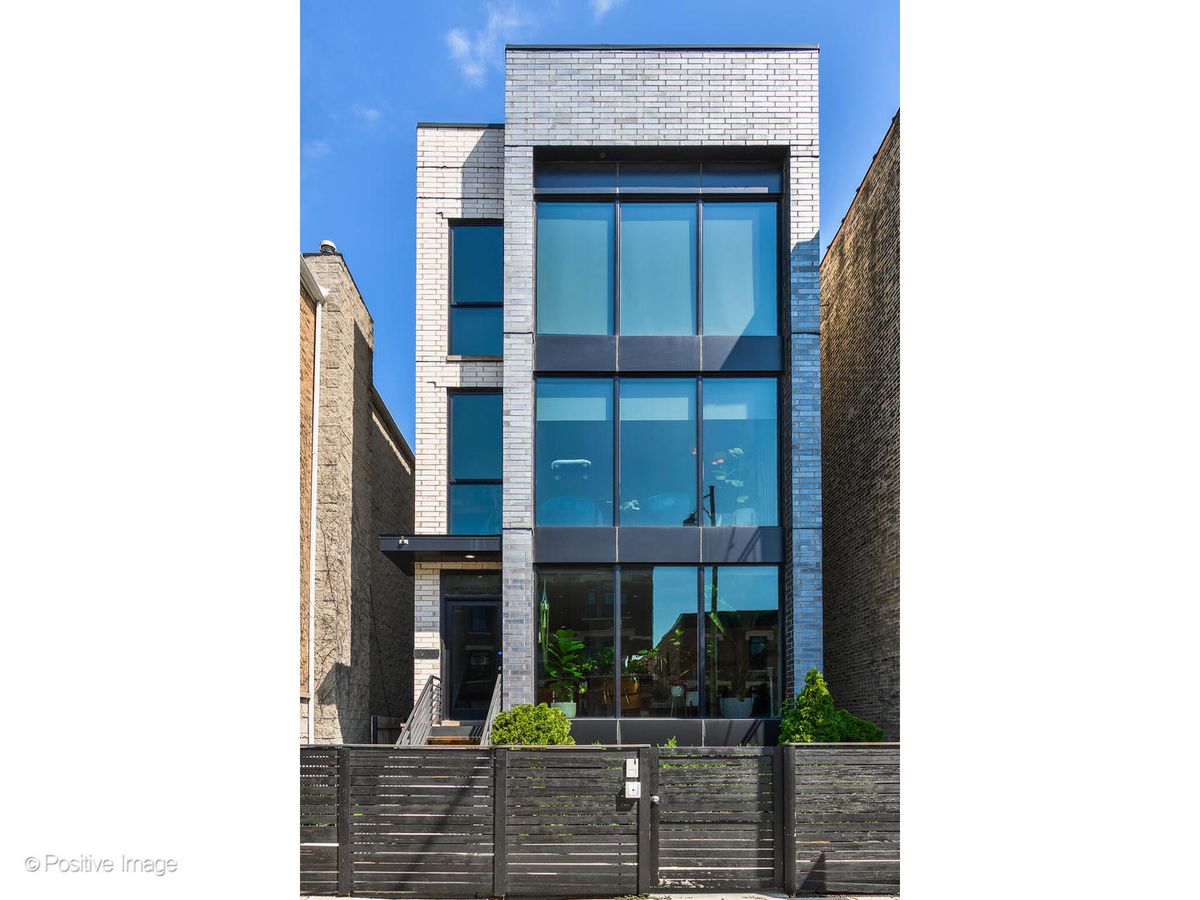 1752 AUGUSTA Boulevard, Chicago, IL 60622