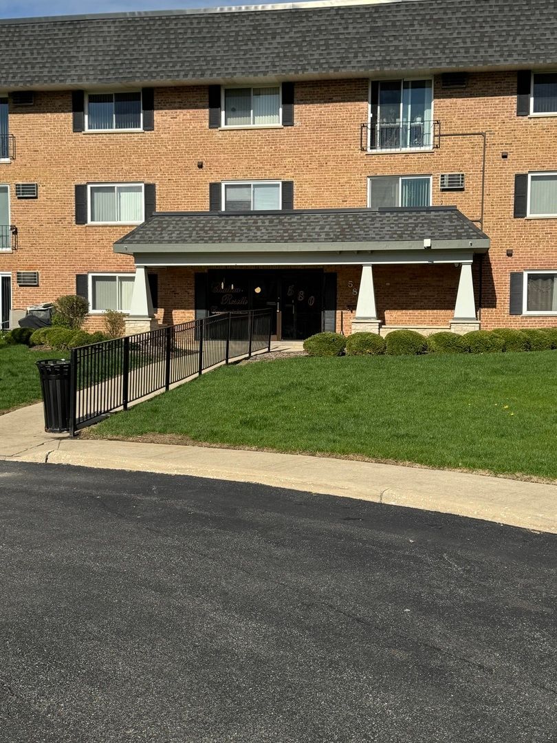 580 Lawrence Avenue #113 — Roselle, IL 60172