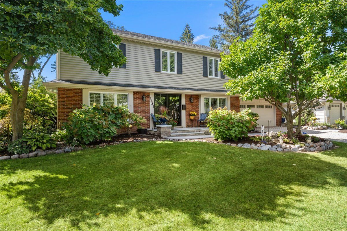 1221 N Loomis Street — Naperville, IL 60563
