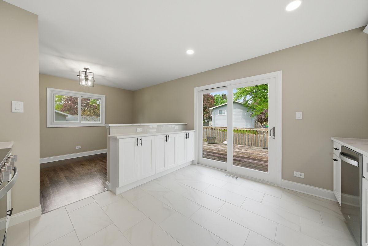 2S206 Mayfield Lane, Glen Ellyn, IL 60137