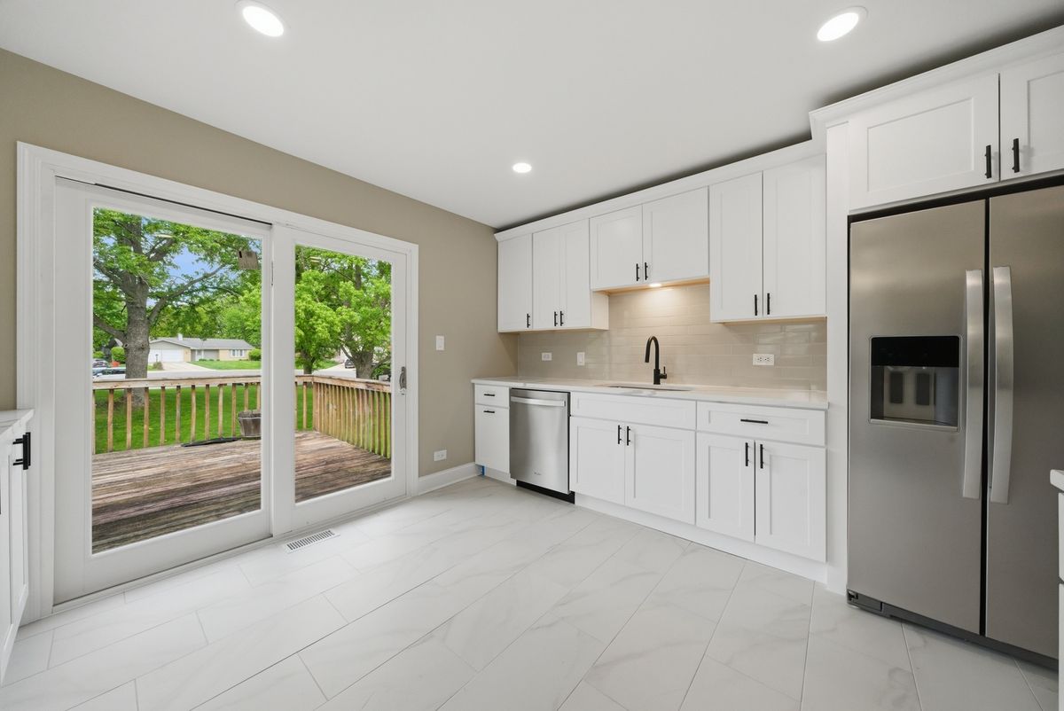 2S206 Mayfield Lane, Glen Ellyn, IL 60137