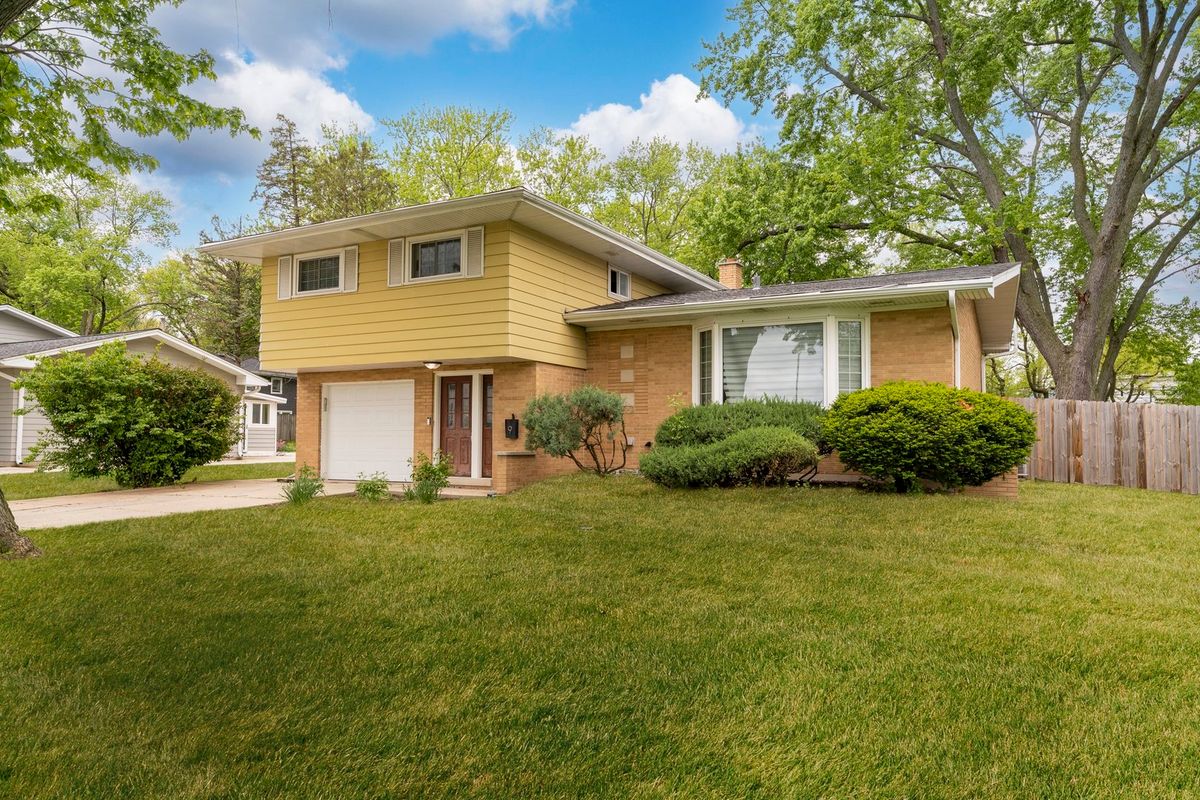 9 Sycamore Drive, Naperville, IL 60540