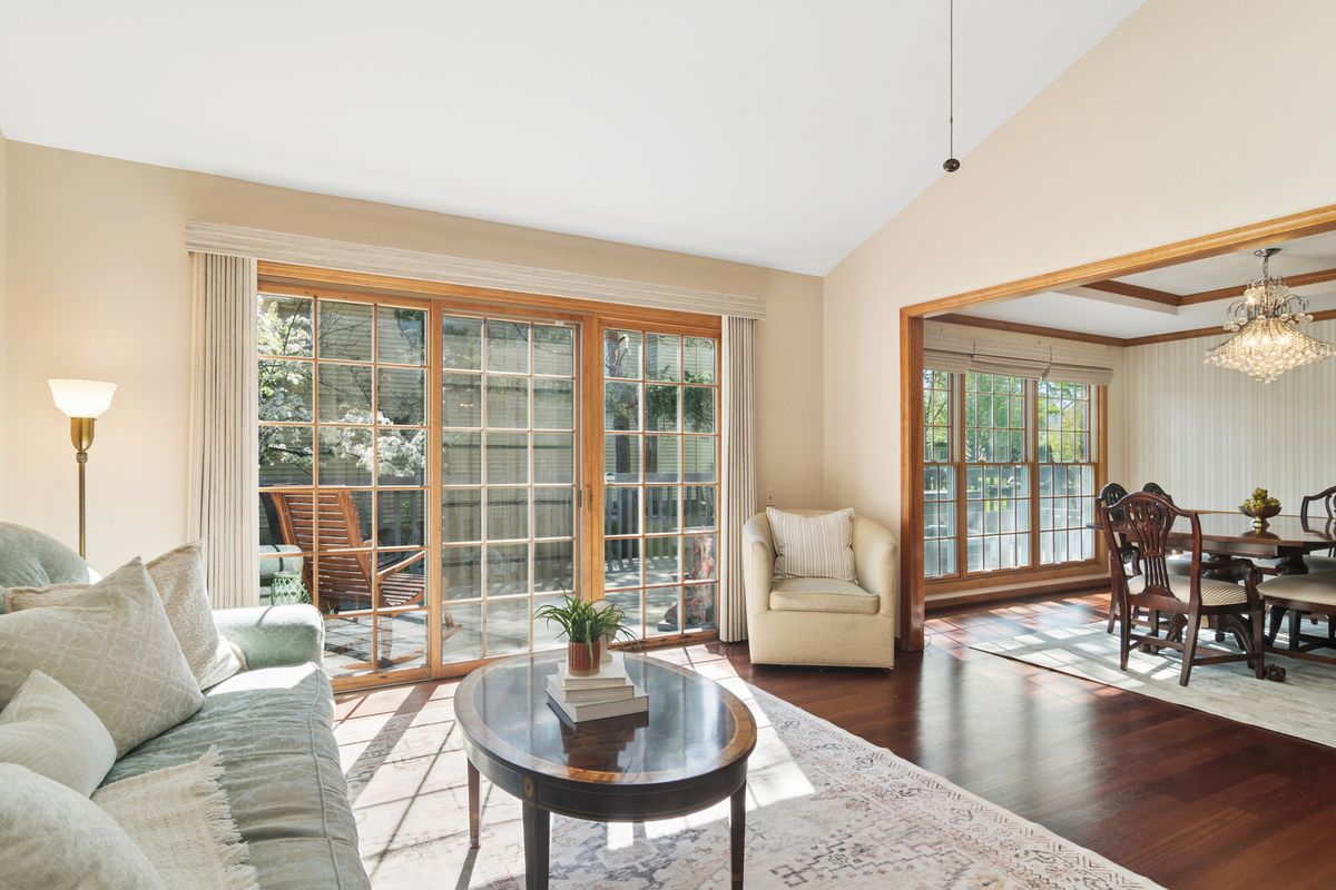 525 Cherbourg Drive, Buffalo Grove, IL 60089