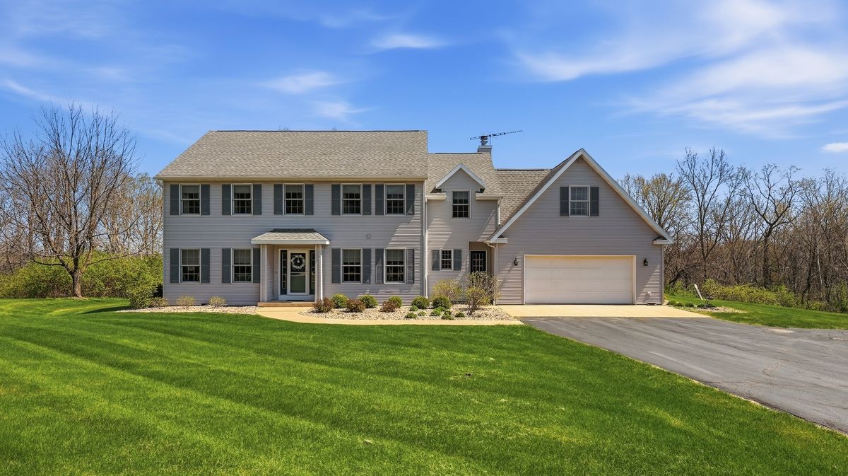 1967 Cross Road, Galena, IL 61036