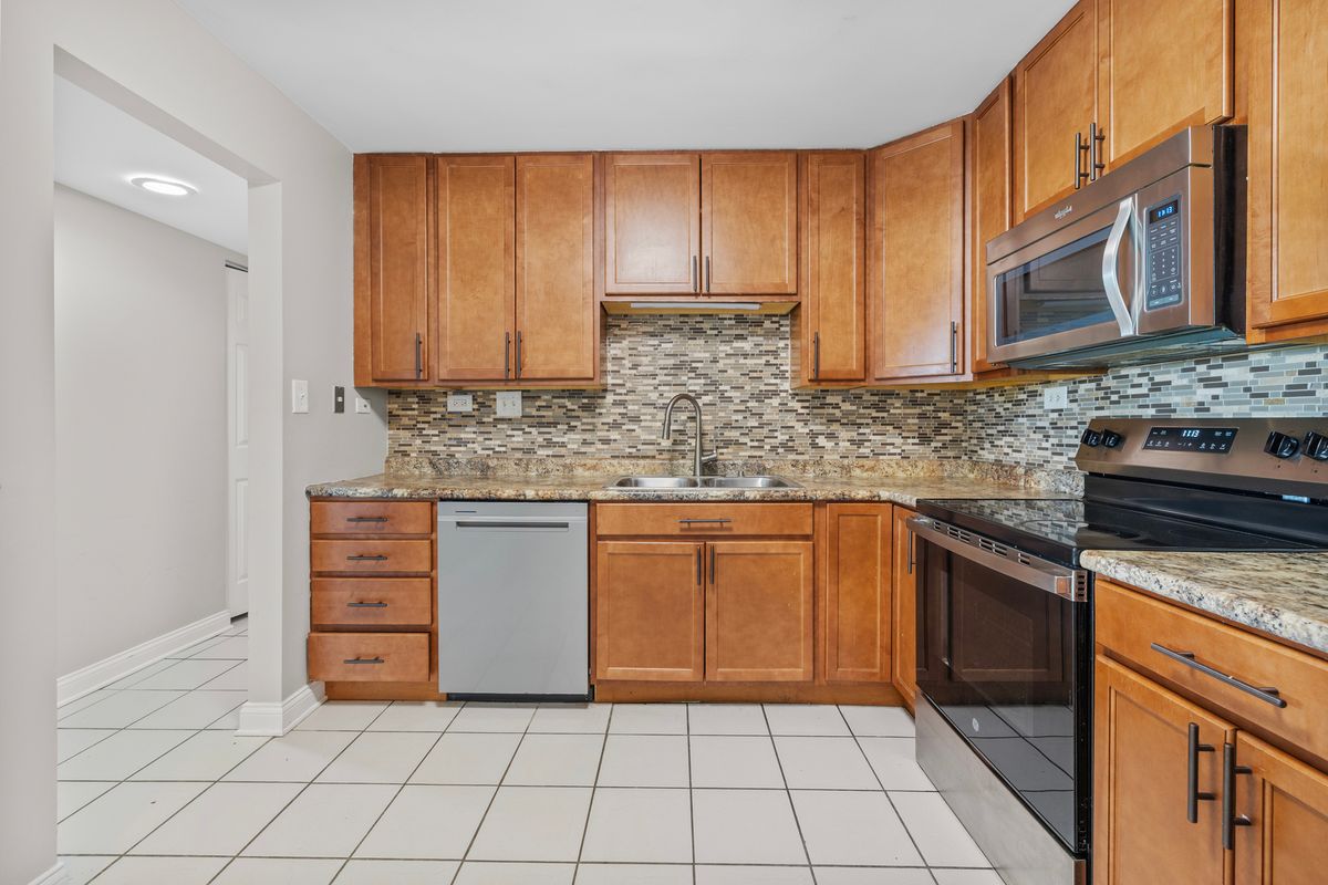 375 Plum Creek Drive #312, Wheeling, IL 60090