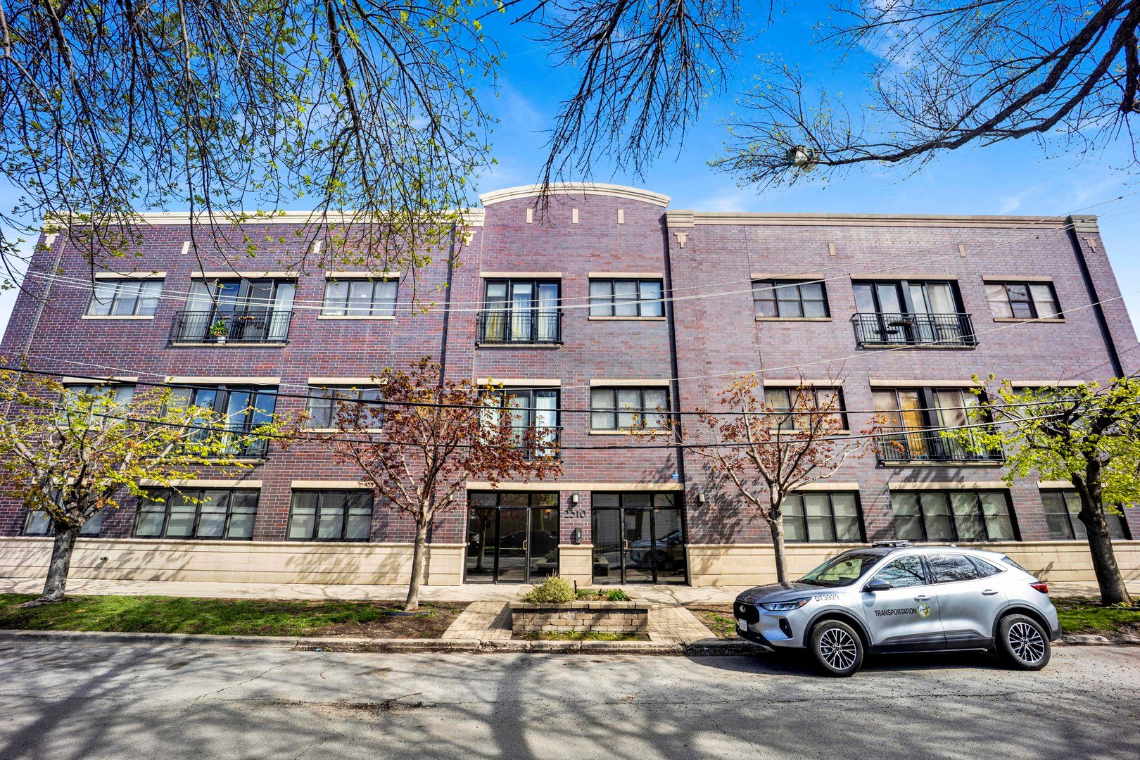 2310 W NELSON Street #102 — Chicago, IL 60618