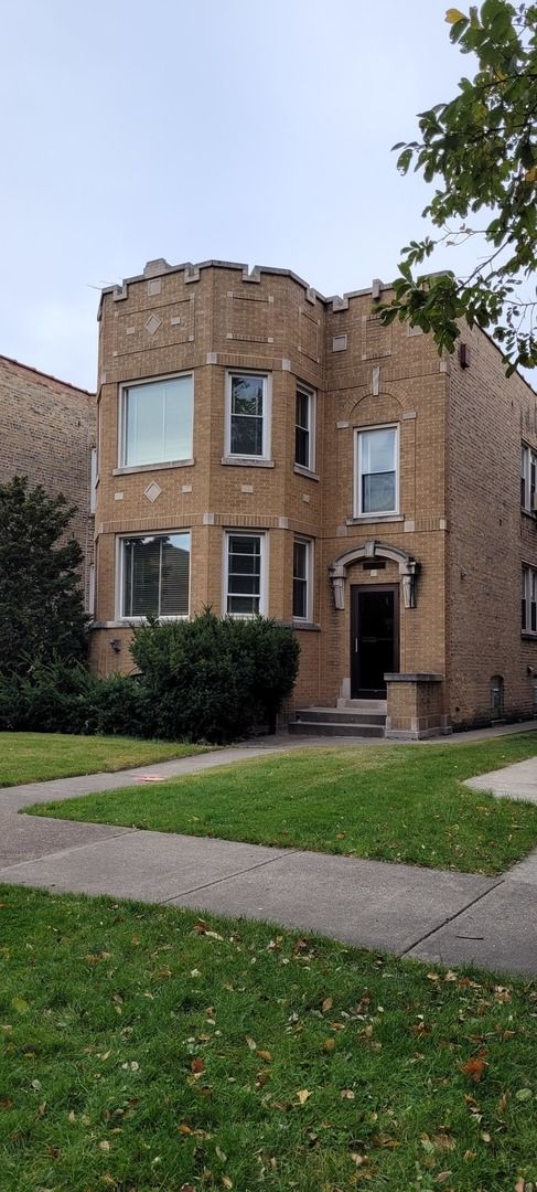 5228 W Hutchinson Street #2 — Chicago, IL 60641