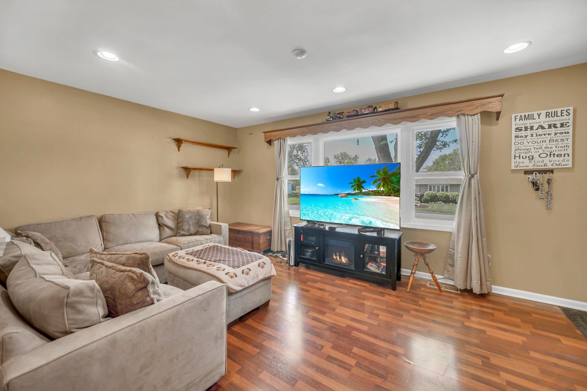 137 Birchwood Road, Carpentersville, IL 60110