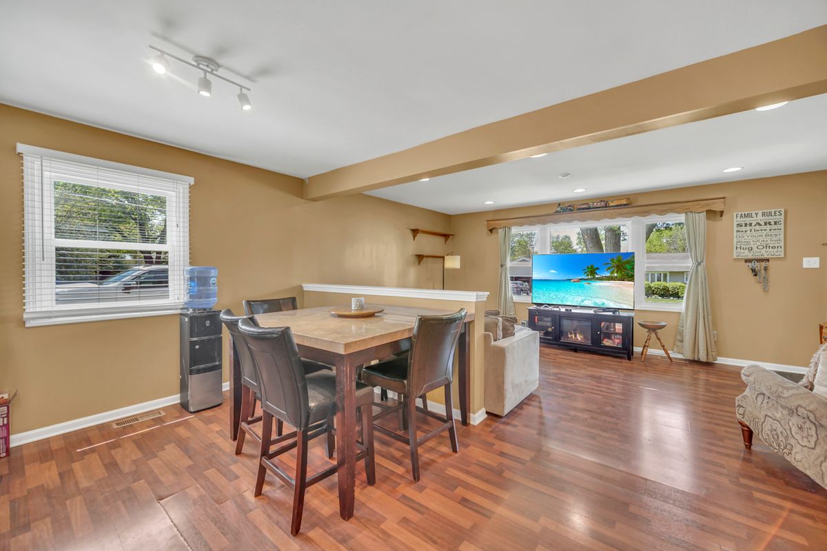 137 Birchwood Road, Carpentersville, IL 60110