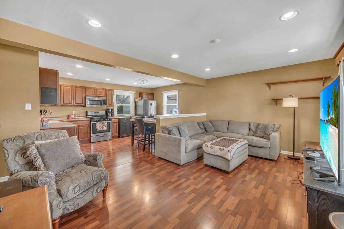137 Birchwood Road, Carpentersville, IL 60110