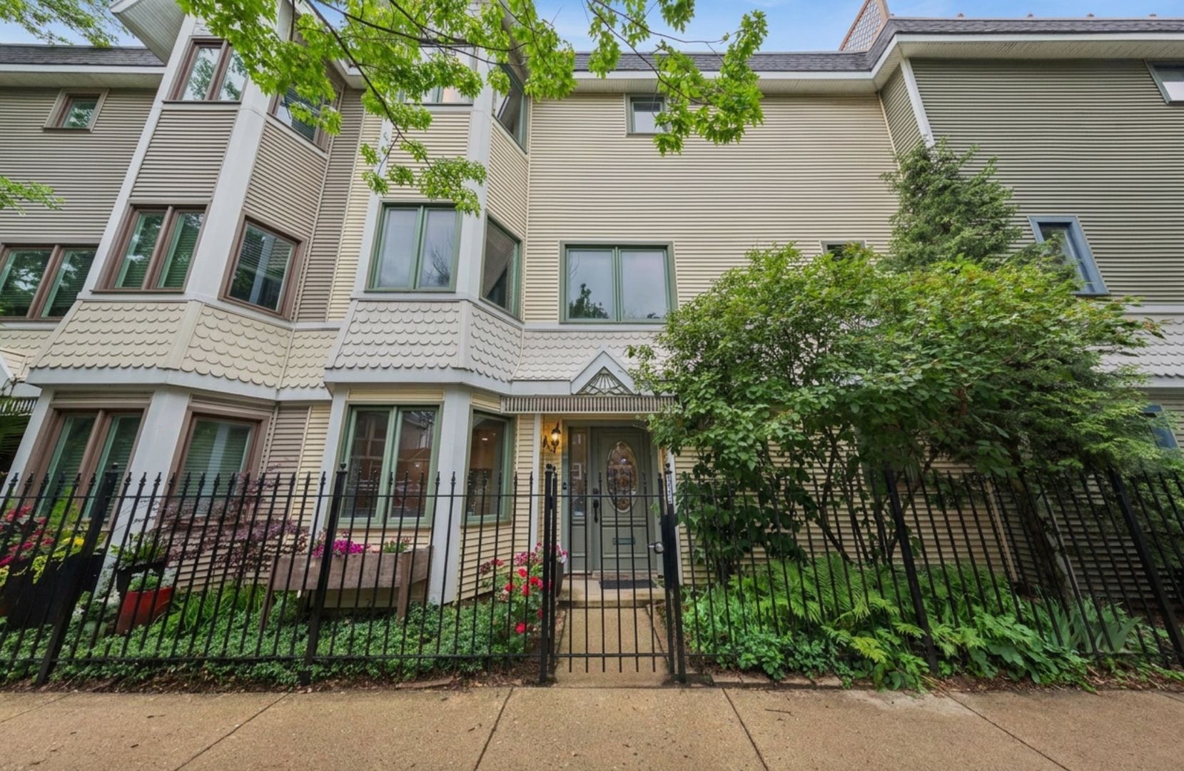 3312 N Racine Avenue — Chicago, IL 60657