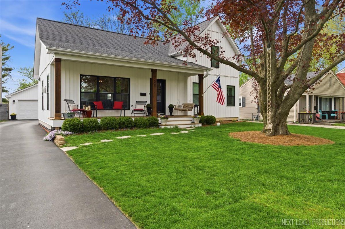 728 Lincoln Avenue, Geneva, IL 60134