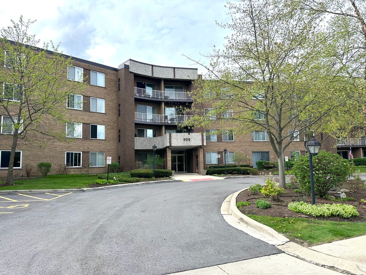 909 E Kenilworth Avenue #420 — Palatine, IL 60074