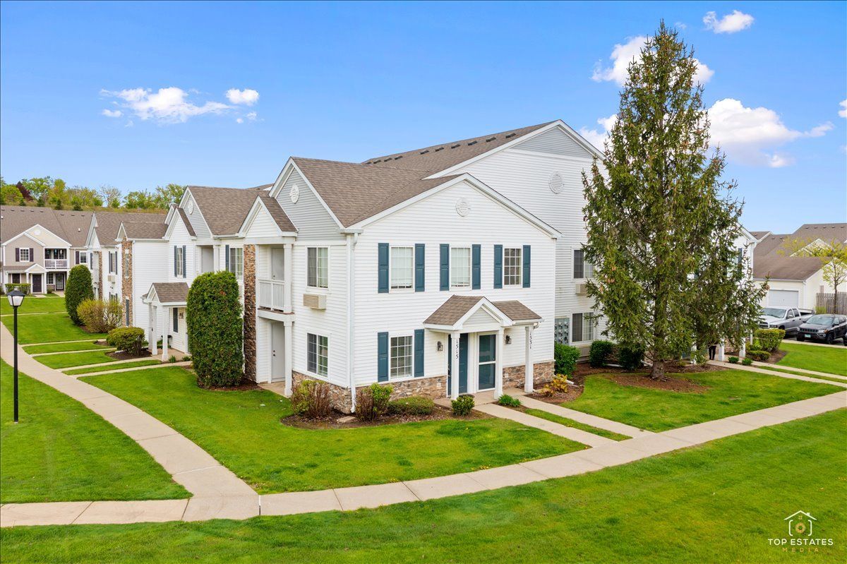 1515 Silverstone Drive, Carpentersville, IL 60110