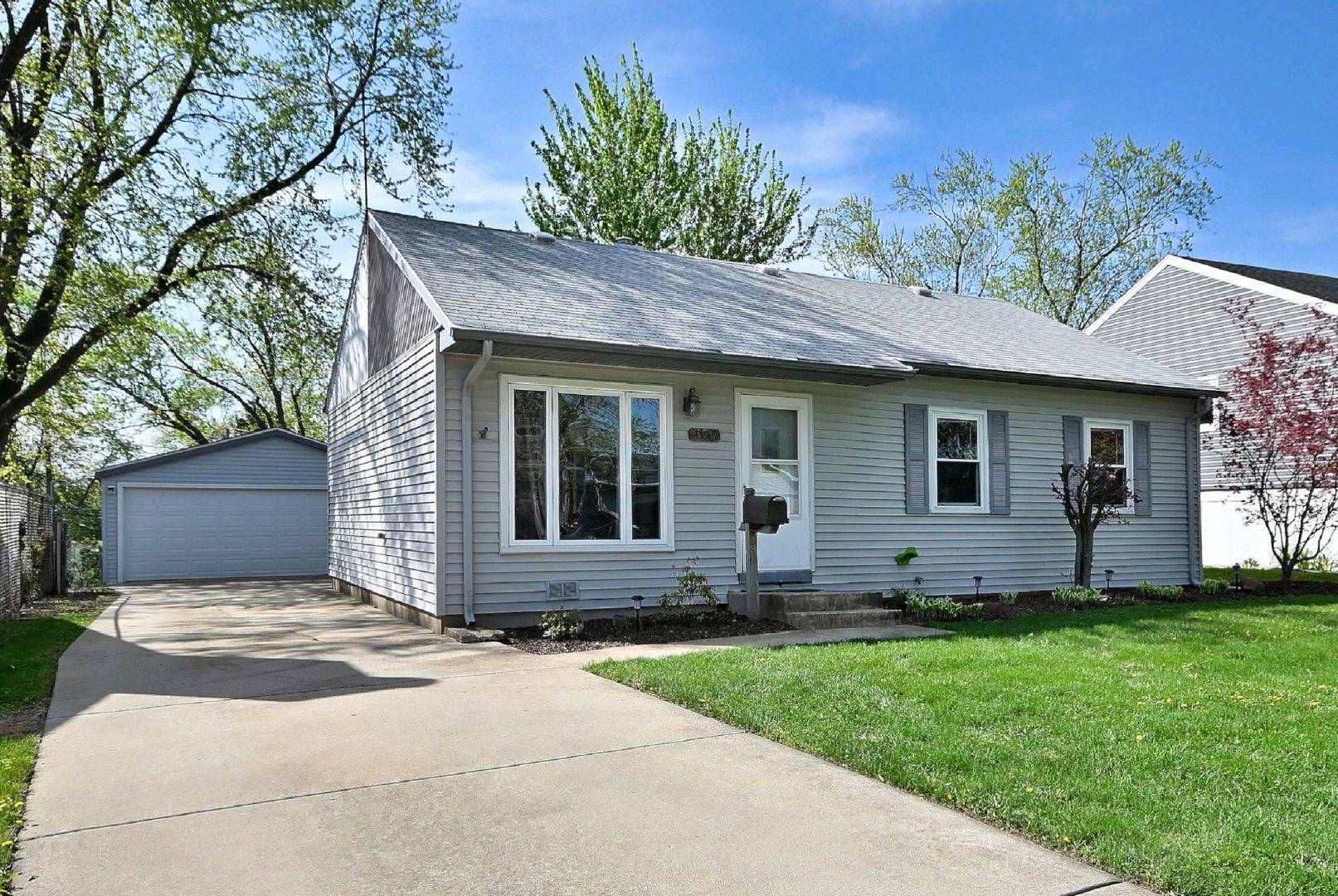 377 E Montana Avenue — Glendale Heights, IL 60139