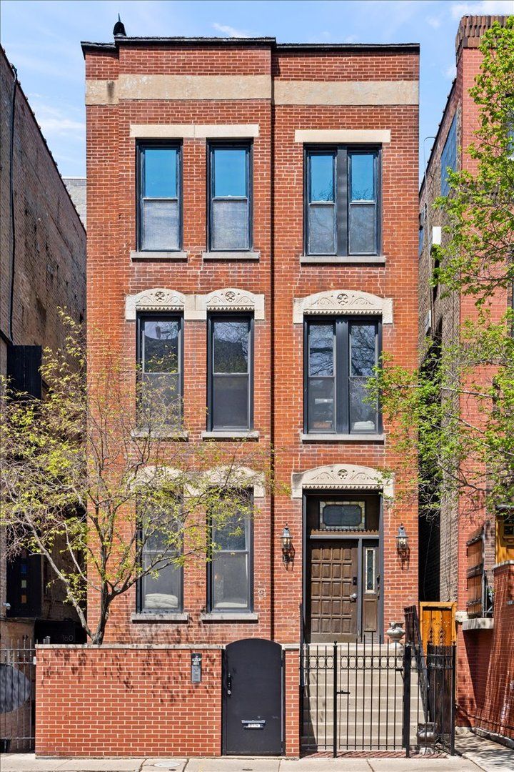 158 W Burton Place #1 — Chicago, IL 60610