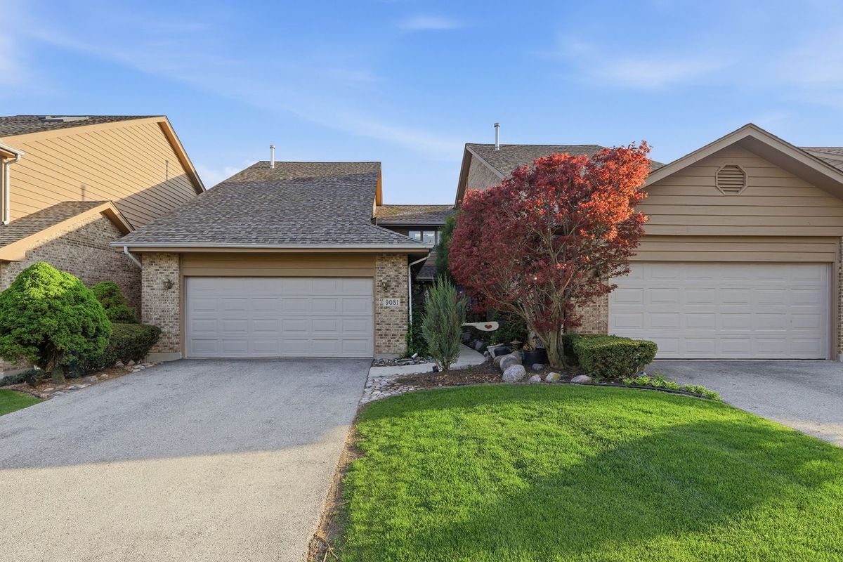 9081 Del Prado Drive, Palos Hills, IL 60465