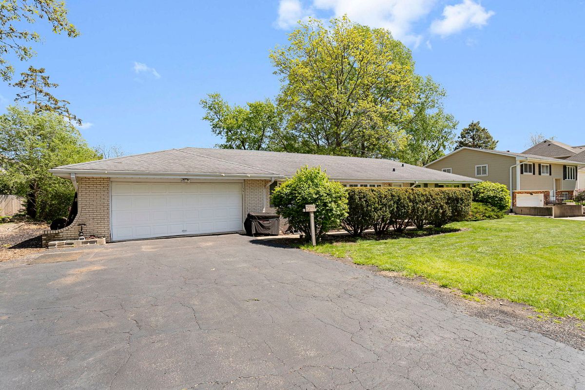 205 Oak Avenue, Westmont, IL 60559