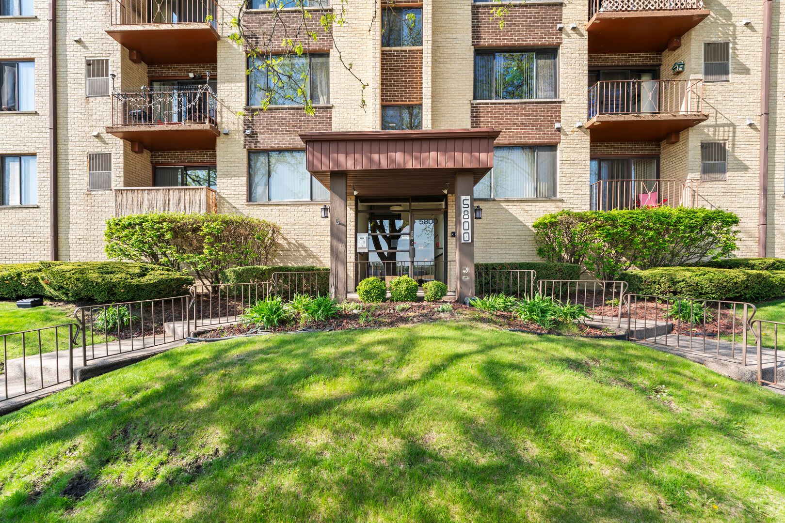 5800 W 105th Street #1C — Oak Lawn, IL 60453