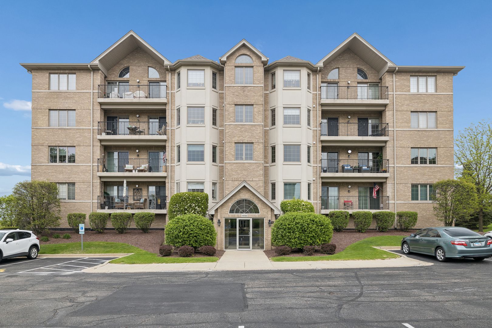 14100 Sheffield Drive #403 — Homer Glen, IL 60491