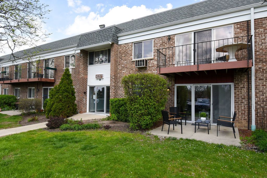 10357 Dearlove Road #1J — Glenview, IL 60025