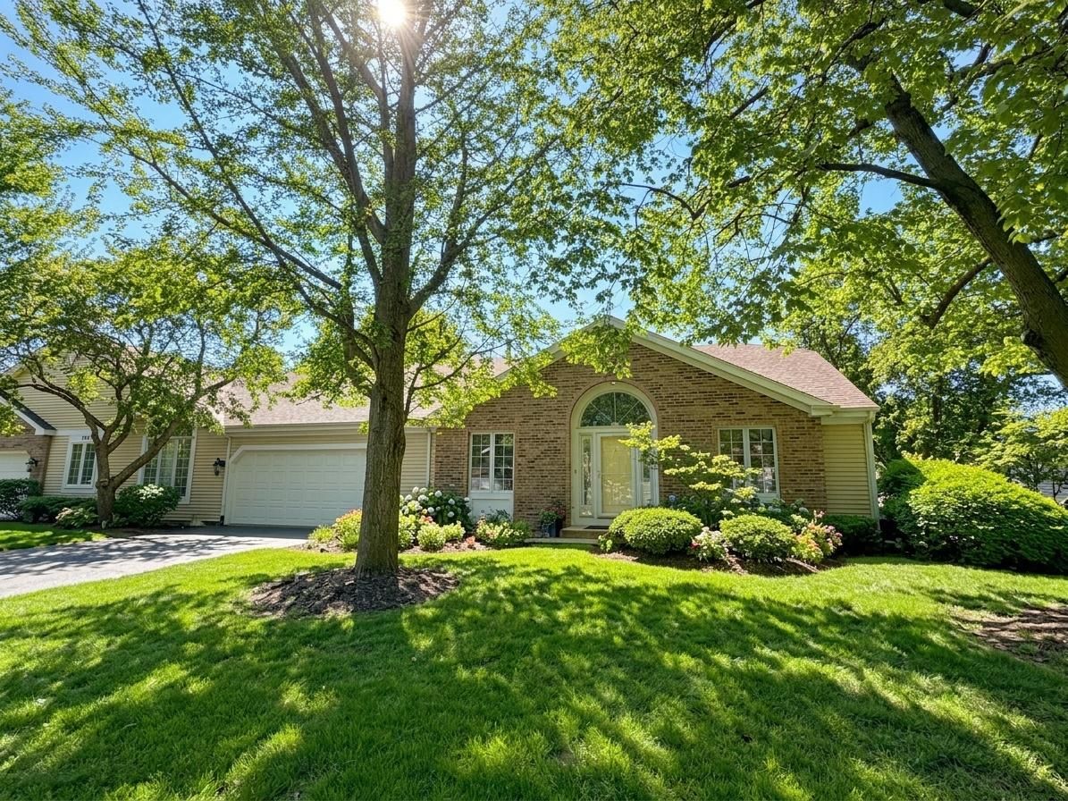 281 Governors Lane #281 — Elgin, IL 60123