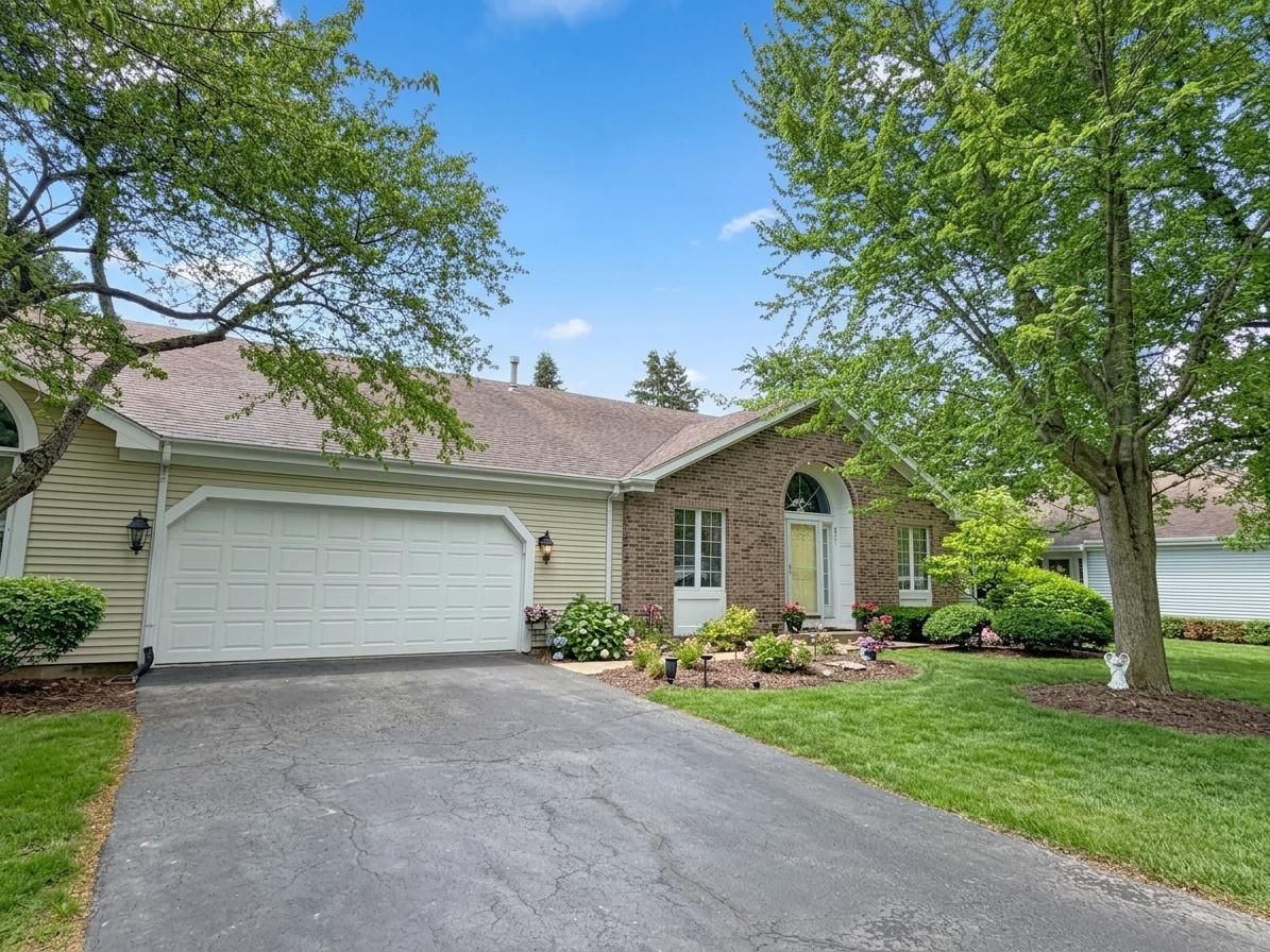 281 Governors Lane #281, Elgin, IL 60123