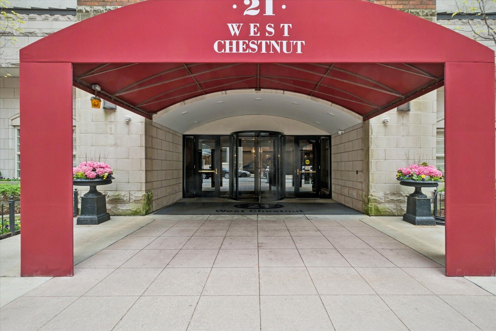 21 W CHESTNUT Street #809 — Chicago, IL 60610