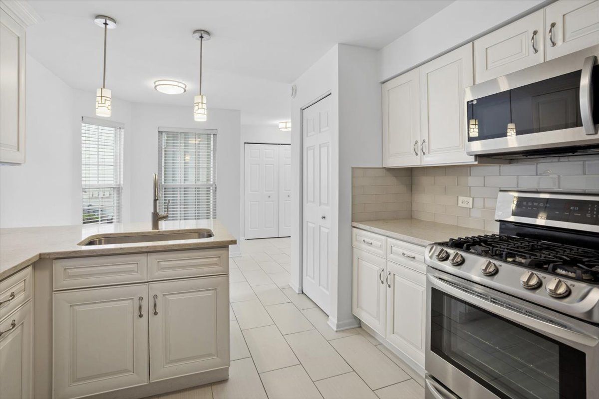 1009 Huntington Drive, Elk Grove Village, IL 60007