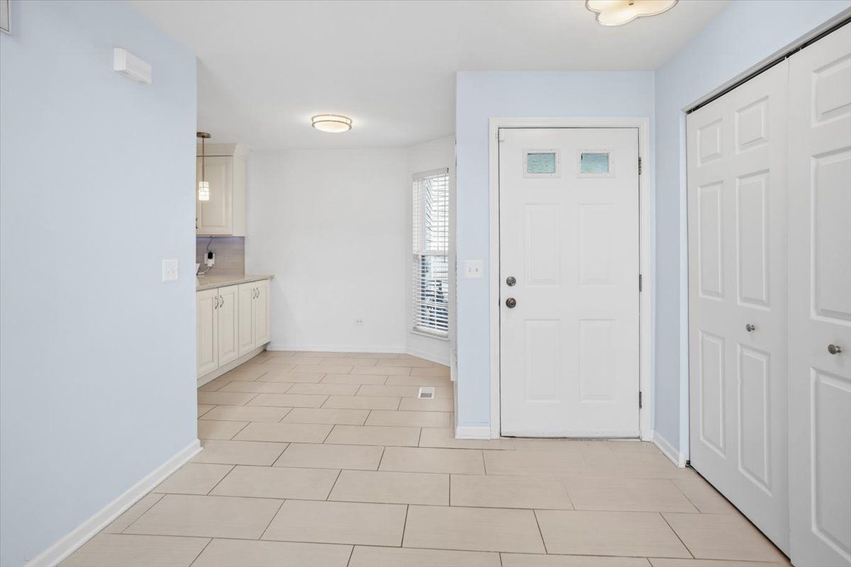 1009 Huntington Drive, Elk Grove Village, IL 60007
