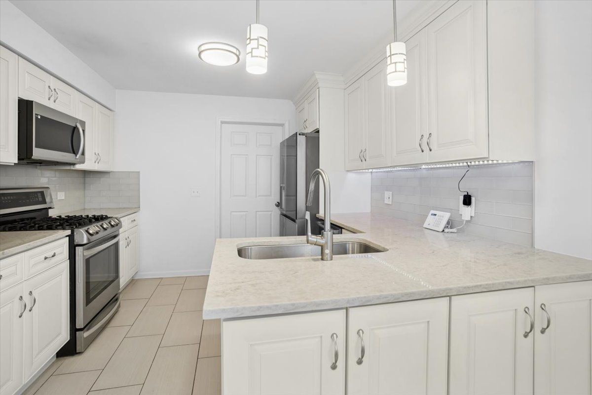 1009 Huntington Drive, Elk Grove Village, IL 60007