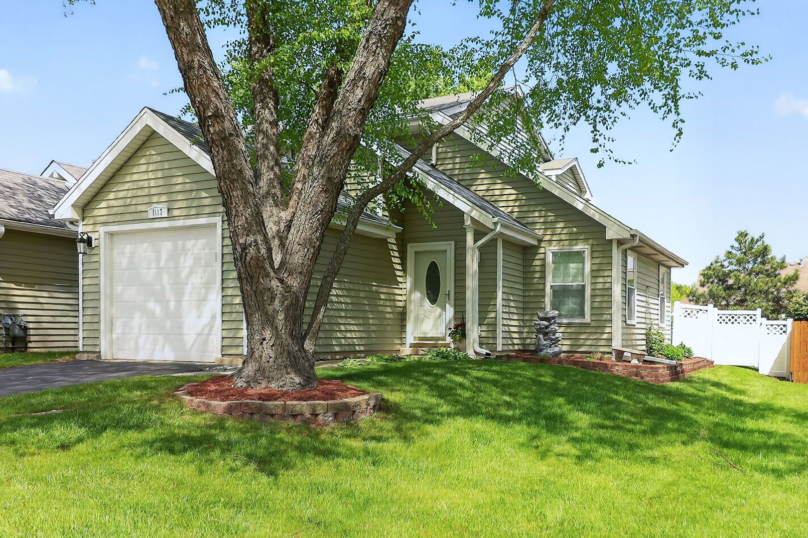 1117 Bradbury Circle — Carol Stream, IL 60188