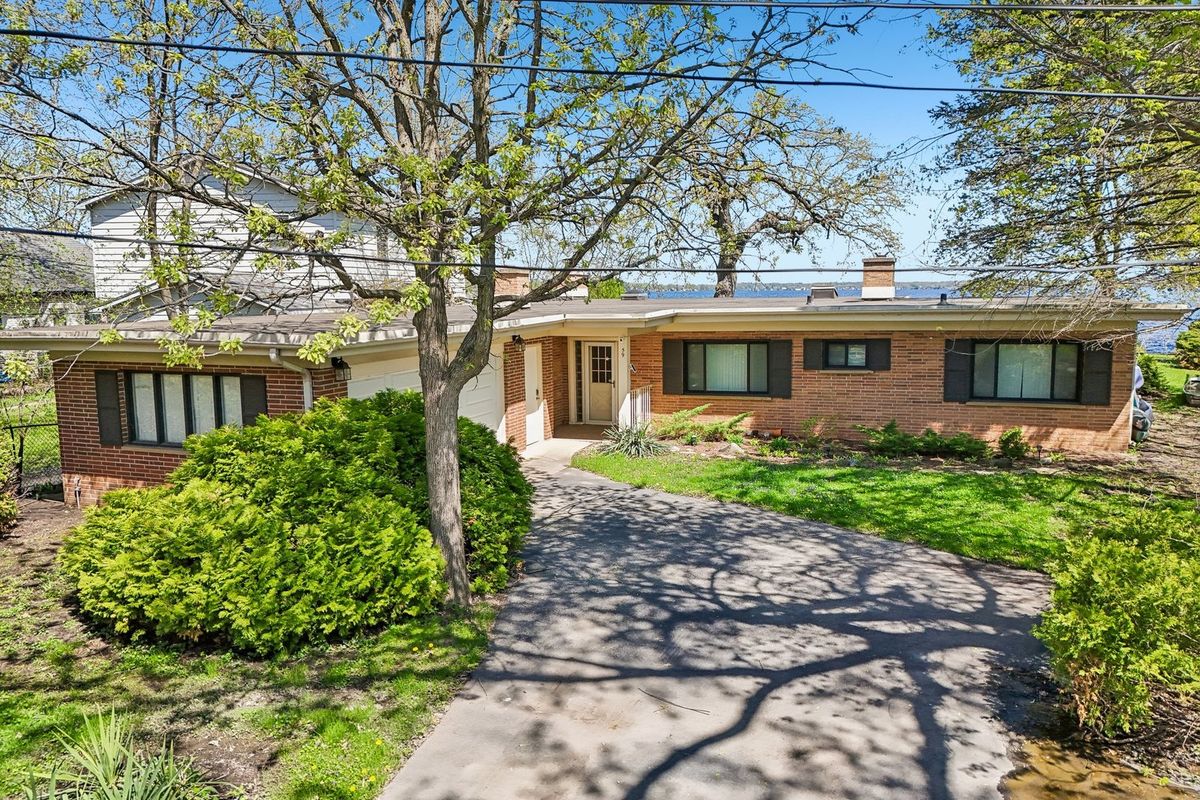 59 Cora Avenue, Fox Lake, IL 60020