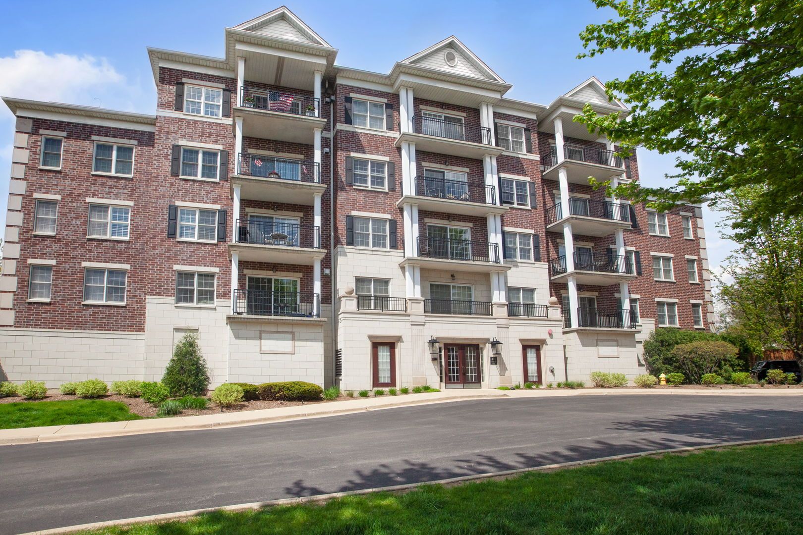 446 McDaniels Circle #302 — Clarendon Hills, IL 60514