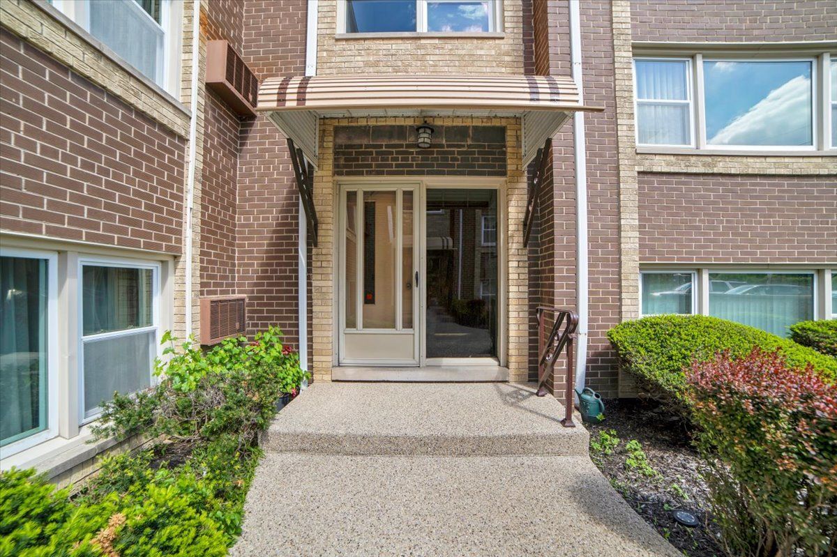 2257 Des Plaines Avenue #1NE, North Riverside, IL 60546