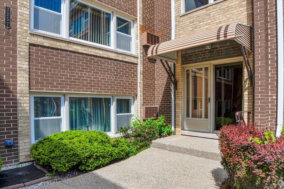 2257 Des Plaines Avenue #1NE, North Riverside, IL 60546