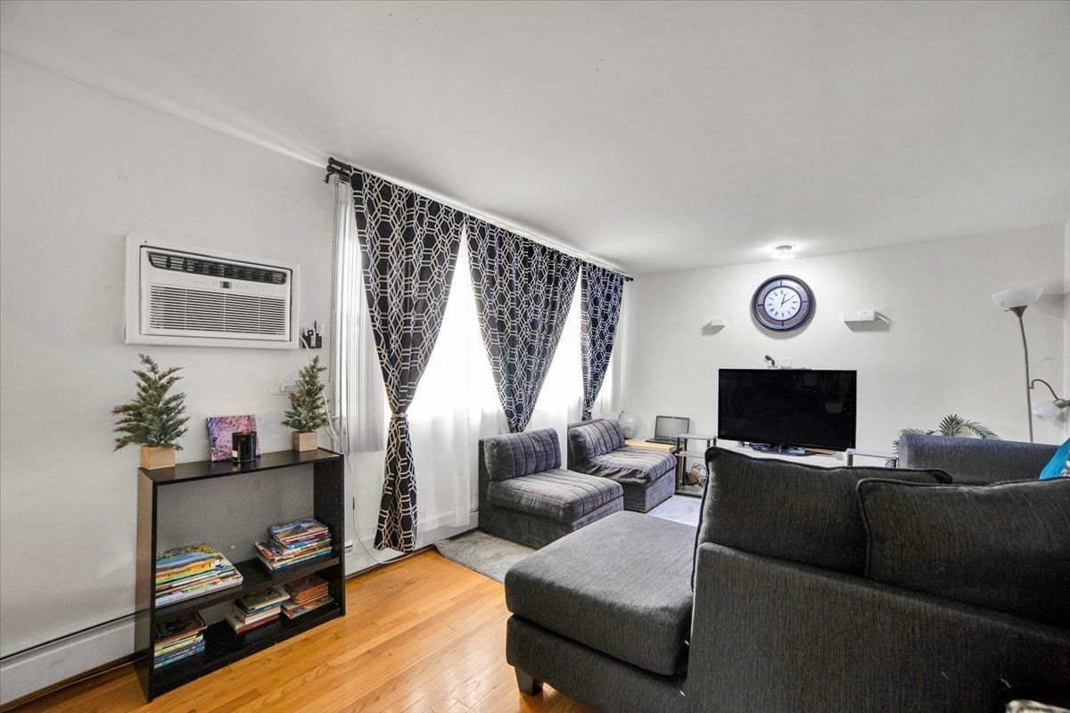 2257 Des Plaines Avenue #1NE, North Riverside, IL 60546
