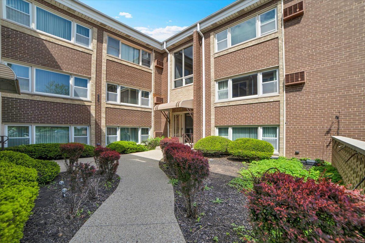 2257 Des Plaines Avenue #1NE, North Riverside, IL 60546