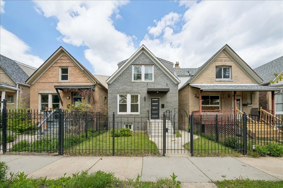 3424 Beach Avenue, Chicago, IL 60651