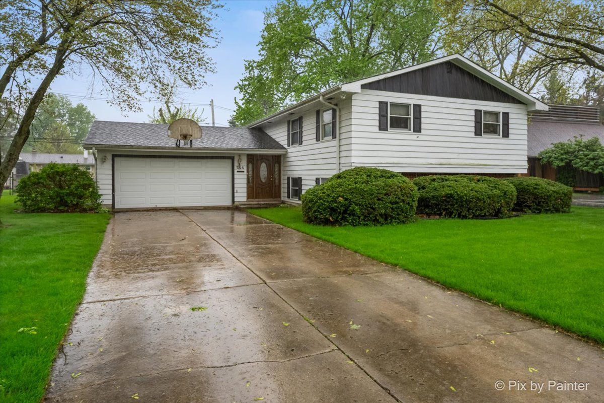 244 Arapahoe Trail — Carol Stream, IL 60188